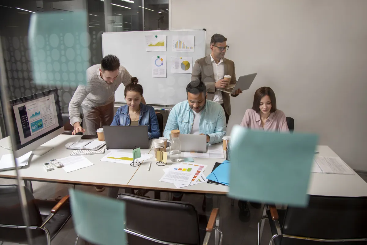 Equipe trabalhando em coordenação de processos