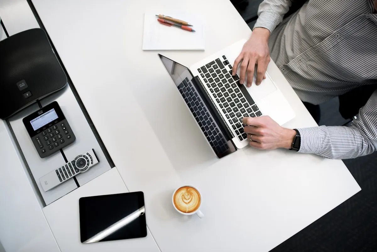Equipe analisando documentos, números e planejamento da operação